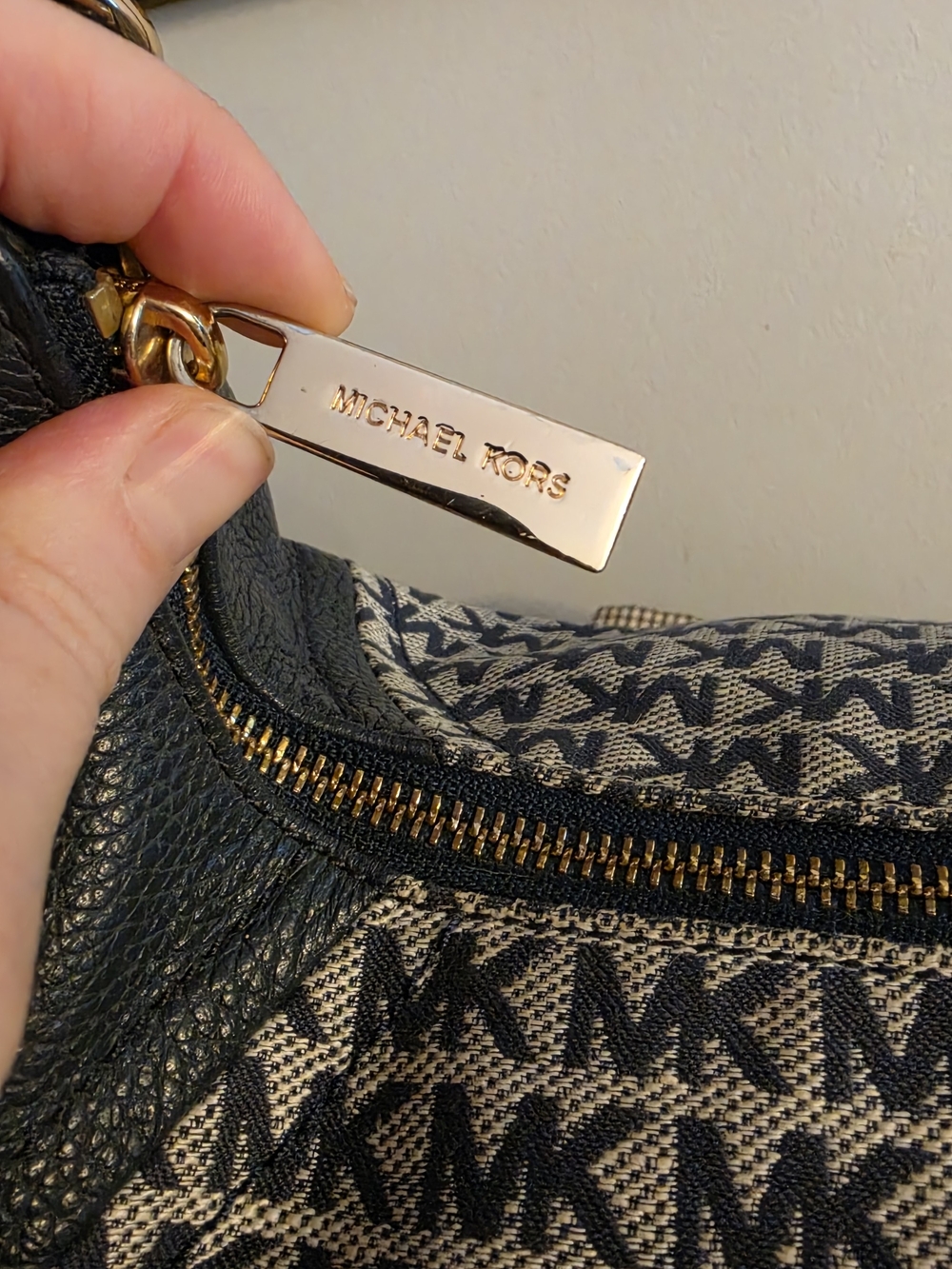 Michael Kors Aria Large Signature Logo Shoulder Bag - Navy / Ivory Multi - Picture 3 of 12